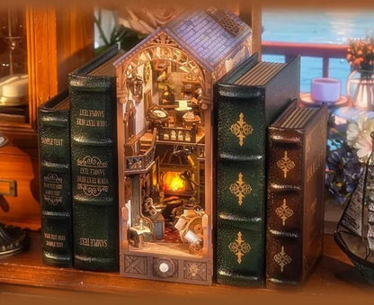 Leonardo Da Vinci DIY Book Nook Kit